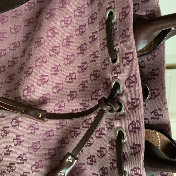 Dooney& Bourke monogram wine satchel with shoulder strap. Never carried - Picture 3 of 7